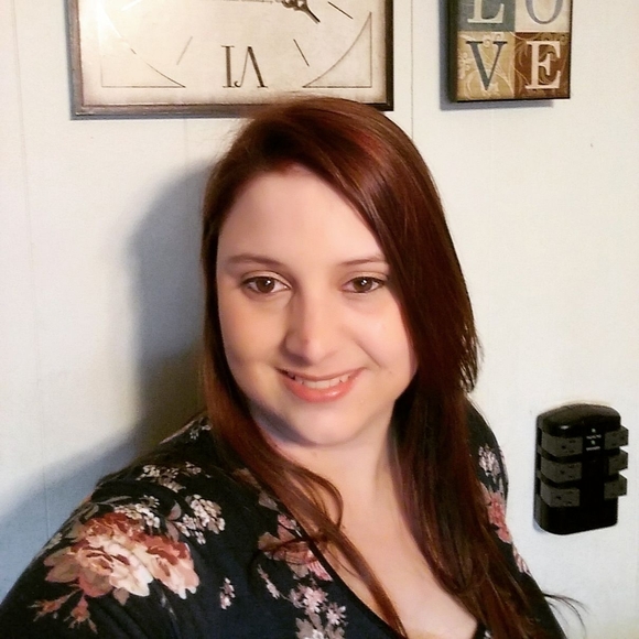 Meet your Posher, Nicole - Picture 1 of 1